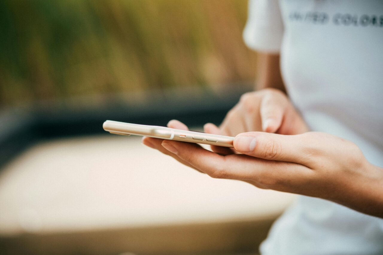 Den Blick immer aufs Smartphone gerichtet: So entgeht uns viel von unserer Umwelt.